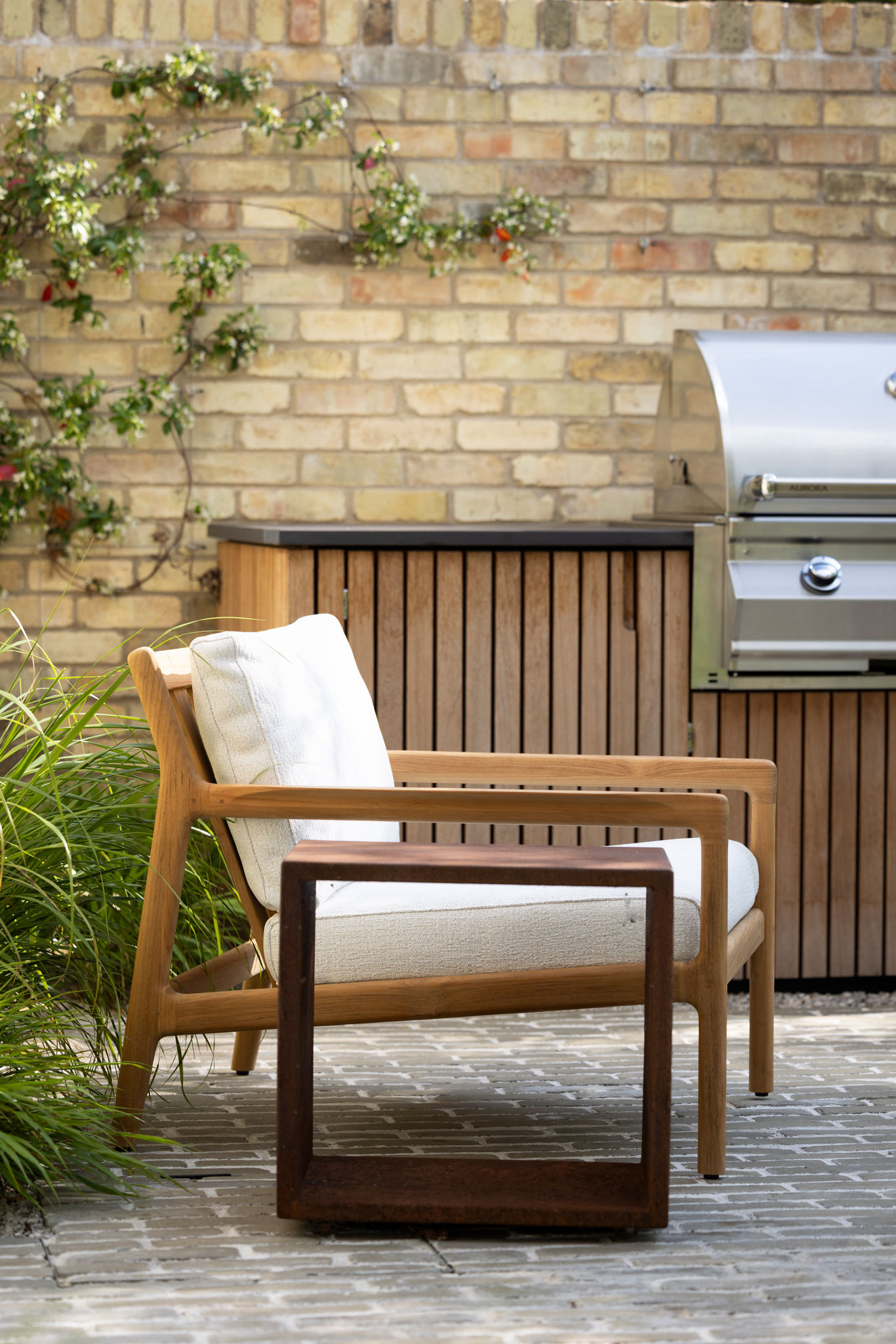 Colm Joseph Cambridge courtyard garden design seating clay pavers outdoor kitchen trachelospermum