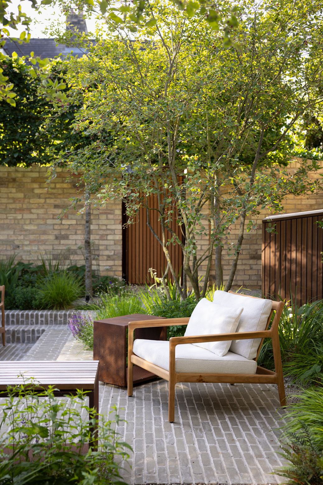 Colm Joseph Cambridge courtyard garden design seating area